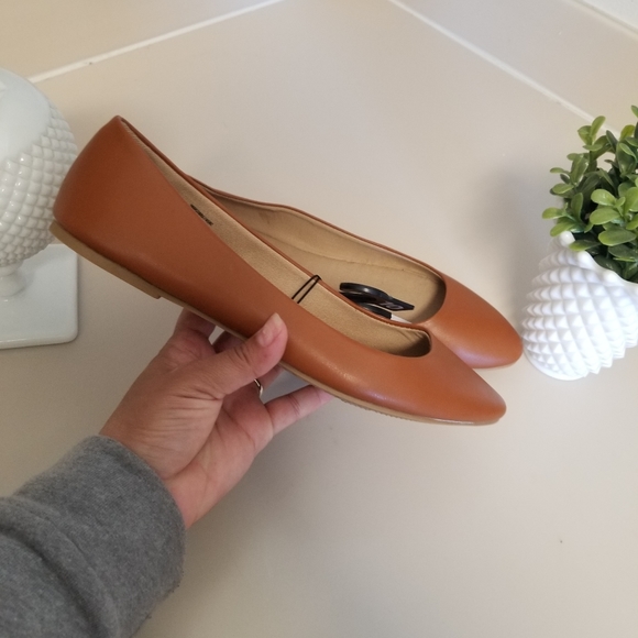 WOMEN'S TIME AND TRU TAN FLAT SLIP ON LOAFERS. NEW - Picture 3 of 4